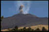 Explosion de dbourrage au Cratre Central de l'Etna (Aot 1998). Image prise depuis le ouest de l'Etna. Photo Dominique Decobecq